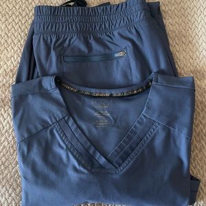 Cherokee Form Scrub Set